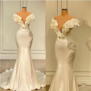 2022 Robes de mariée sirène en satin élégantes robes de l'épaule volants longueur de plancher fleurs perles perles longue occasion de mariée 220k