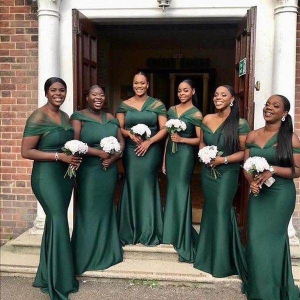 2022 Vestidos de dama de honor africanos vintage de color verde esmeralda con hombros descubiertos Sirena de satén Longitud del piso largo Tallas grandes Invitados de boda Vestidos de dama de honor