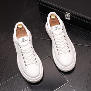 2022 Europese mode Witte trouwjurkschoenen Hoge kwaliteit Ademende veterheren leer Casual sneakers Comfortabele ronde teen Outdoor wandeloeders