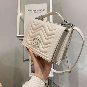 2022 Venta al por mayor de fábrica Nuevo modelo Manos directas femeninas primavera y verano Coreano pequeño cuadrado tendencia a horcajadas un hombro bolsos de estilo extranjero