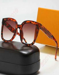 2022 Fama Gafas de sol de ojo de gato Moda Marca de lujo Charm Gafas de sol cuadradas para mujeres Diseñador vintage Gafas de sol Cuadradas Sombras rojas 2242217