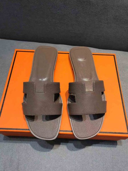 2022 Brand Brand Beach Slippers Sandales Classic Flat Talon Summer Designer Fashion Flops Cuir Lady Slides Femme Chaussures H￴tel Bath Dames Sandales Sandales Sandales Large A01
