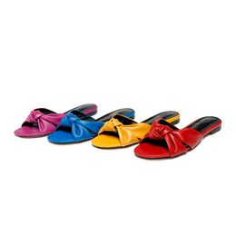 2023 Famosa marca Moda de verano Sandalias planas de piel suave para mujer Diseñador de lujo clásico Moda de alta calidad TopSelling Zapatillas de suela de cuero al por mayor