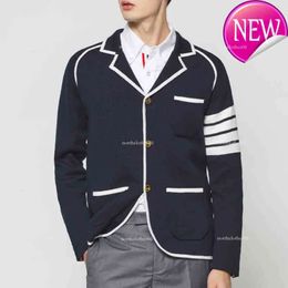 2022 Veste de marque de mode hommes Suit décontracté Slim Mens Blazer Blazer Laine automne d'hiver M manteur rayé Cardigan Pull