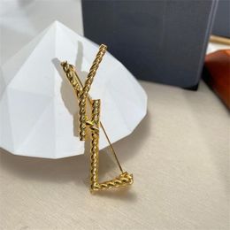 2022 Diseñador de moda Broche para mujeres Joyería de oro de lujo Vestido de damas Accesorios Pines para mujer Broches de perlas Marca Breastpin High 2441