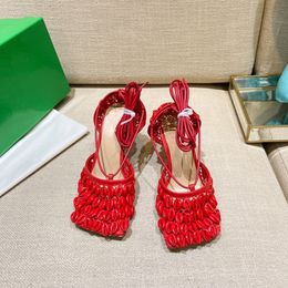 La sangle à lèvres du créateur de mode 2022 avec des sandales carrées à talons hauts est un must pour les filles sexy en été, y compris les boîtes et les sacs.