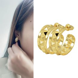 2022 Fashion Hoop oorbellen Designer voor vrouwen houden van stud geometrisch gevormde koper vergulde goudkleuroorbellen Aangepaste oorrang Fashin Populaire vrouwelijke accessoires