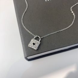 2022 Fashion Ladies Lock Design hang ketting ketting ijzige wind holle liefde diamanten sieraden sturen familieleden en vrienden naar minnaars zonder te vervagen