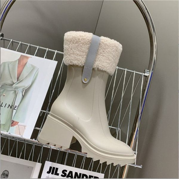 2022 Fashion Dernières bottes de pluie en caoutchouc de créateur de femmes et élégant orteil de style cuir de style chaussure étanche à semelle épaisse de femme épaisse confortable
