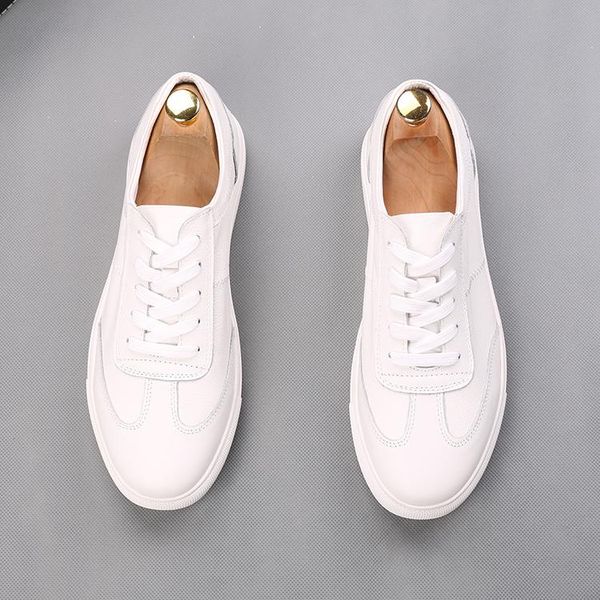 2022 Mode Designer de luxe Été polyvalent Groom Chaussures de mariage Angleterre simple respirant cuir décontracté petits mocassins de sport blancs