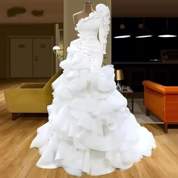Vestido de novia de sirena de moda 2022, vestidos de novia de Arabia Saudita con volantes y un hombro de manga larga, batas de tren de barrido