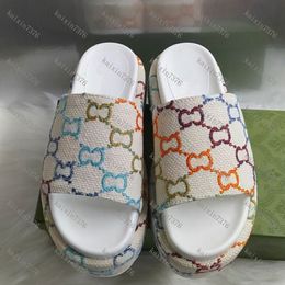 2022 Zapatillas de diseñador Sandalias de suela gruesa Bordado de letras Diapositivas Plataforma para mujer Cuñas Sandalia Playa Tacón alto