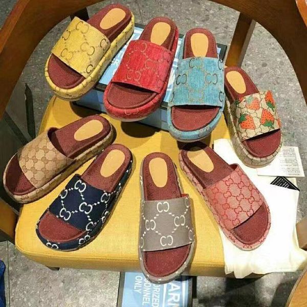 2022 Zapatillas de moda Diseñador de mujer Sandalias bordadas Zapatos de vestir Tacones altos Lujo Alfabeto plano Estampado Jelly Caucho Chanclas de cuero 35-43