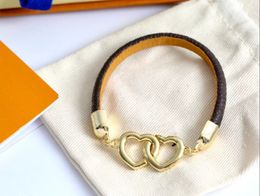 Pulsera de diseñador de cuero para mujer de estilo de moda 2022 con pulseras con dijes de corazón dorado, suministro de joyería