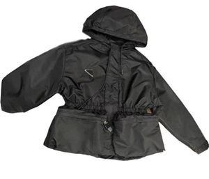 2022 Jacket de créateurs femelles P. Home Automne and Winter Jacket Luxury Big Pocket Zipper Hooded Windbreaker5476321