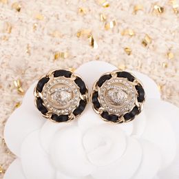 Boucle d'oreille de charme en forme de fleur de qualité de luxe avec cuir véritable noir et diamant pour femmes et mère cadeau de bijoux de mariage ont timbre PS4053