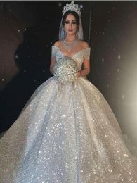 2022 Robes de mariée de robe de bal pailletée scintillante princesse hors épaule robes de mariée sexy Dubaï arabe balayage train robes de No4187165