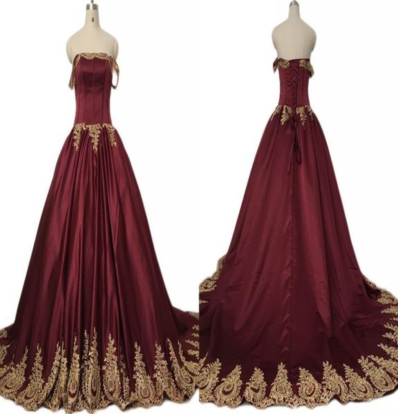 2022 Robe de bal bordeaux brodée d'or Quinceanera Robes de bal sur l'épaule Corset Retour Satin Robe de soirée de mascarade froncée6379024