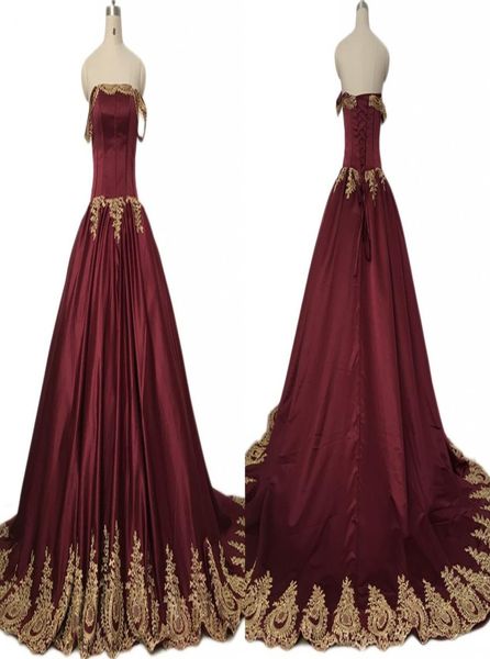 2022 Robe de bal bordeaux brodée d'or Quinceanera Robes de bal sur l'épaule Corset Retour Satin Robe de soirée de mascarade froncée4562711