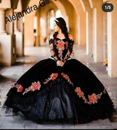 2022 Gothic zwarte en rode borduurwerk Mexicaanse Quinceanera -jurken Velvet baljurk van de schouder met lange mouwen Corset Sweet 9536736