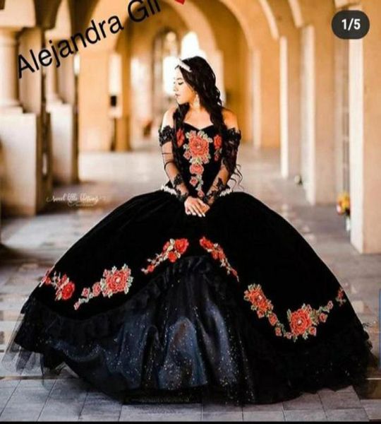 2022 Gothic Black and Red Broideery Quinceanera Mexican Robes Velvet Ball Robe de l'épaule avec des manches longues Corset Sweet 9536736