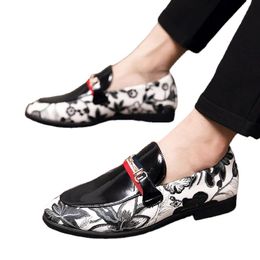 2022 Knappe Mannen Trouwschoenen Charmant Zakelijke Flats Jurk Loafers Gentleman Printing Metalen Knop Mannelijke Homecoming Avond Prom Schoeisel