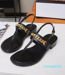 2022 Hardware-Kette Dekoration Design Damen Hausschuhe Freizeit Clip Sandalen Shopping Strand Ausflug Sandalen Exquisite Low Heel Shoeskgg