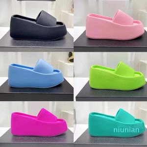 2022 Hoge hakwedge slippers vrouwen luxe platform sandalen pu schuim vierkante teen dikke bodemschoenen verheven zwembadglaasjes slip op muildieren flip flop