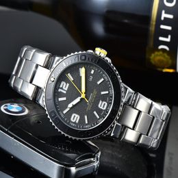 2022 Montres de luxe pour hommes de haute qualité Série trois points Montre à quartz pour hommes Top marque Bracelet en acier Accessoires de mode horloge avec 2855
