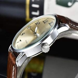2022 Hoge Kwaliteit Mannen Luxe Horloges Drie Stiksels Serie Heren Quartz Horloge Top Merk Lederen Band Mode Accessoires Klok Wit327K