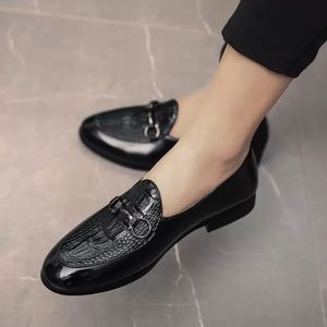 2022 Men de haute qualité Chaussures de mariage Bouton Métal Crocodile Modèle en cuir breveté Glossy décontracté Prom Quinceanera Loafers Footwear plats CSGTL