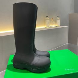 2022 Hoge versie Designer Boots Jelly Color Black Knee Boot Trend met golvende bodemlijnen om ademende schapenvachtvoetblokken te vergroten