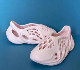2022 Vente chaude été nouvelles chaussures de trou de noix de coco couple évidé chaussures de jardin respirant fille garçon enfants enfants chaussures de plage sandales été
