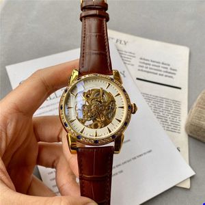 2022 Hot Sell Mens Watch avec cadran transparent Sangle en cuir imperméable Design Sapphire Lens 44 mm Montres