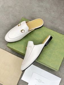 2022 hot shoe Classic Half Slipper Diseñador de lujo Zapatillas planas de playa con tela de cuero de primera calidad Patrón de letras Gratis con caja