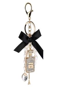 2022 Imitation Perle Perfume Bottle Keychain Car Key Ring Contexte Sac charme accessoires Accessoires Bow Key Chain Fashion Course AA2207753778