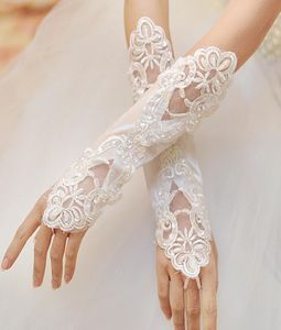 2022 Gants de mariage avec des appliques de dentelle Gants de mariée en perles d'ivoire blanc Mode Nouveaux beaux accessoires de mariée Mitaines de mariée 3443045