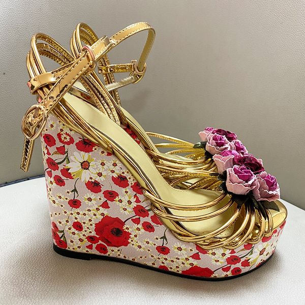 2022 Lady en cuir de mouton sexy Ladies Wedge 15CM sandales à talons hauts Chaussures boucle bout ouvert peep-toe Europe et Amérique Le défilé 3D Flower Wedding Party Gold