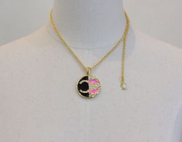 2024 Collier pendentif de forme ronde de charme de qualité de luxe avec un design de couleur noir et rose en plaqué or 18 carats avec boîte à timbres PS3544A