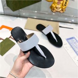 2022 Lastest Pantoufle Designer Diapositive Sandales D'été Mode Hommes Plage Intérieur Plat Tongs En Cuir Dame Femmes Chaussures Dames Pantoufles Taille 35-42