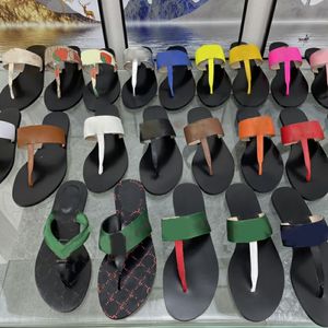 2022 Sandalia de cuero Tanga Mujeres Hombres Diseñador Zapatillas Moda Chanclas finas Zapatos Verano Playa Casual Diapositivas Negro Blanco Tamaño