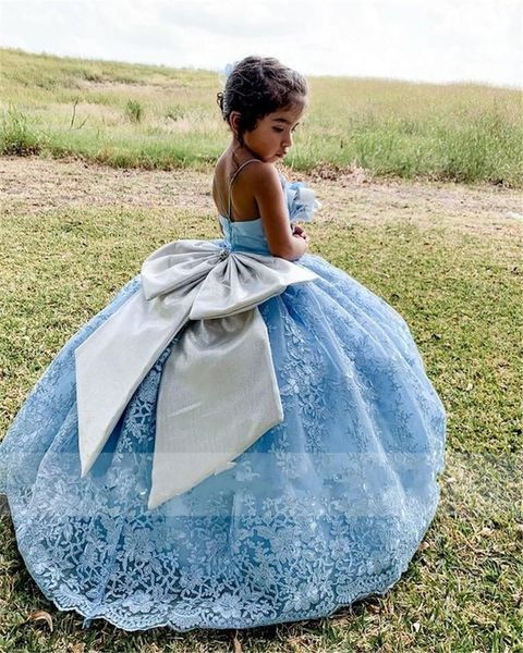 2022 Robes de concours de filles bleu clair Appliques en dentelle avec argent Big Bow Flower Girl Robe Enfants Longues bretelles Spaghetti Robes d'anniversaire pour enfants Balayage Train