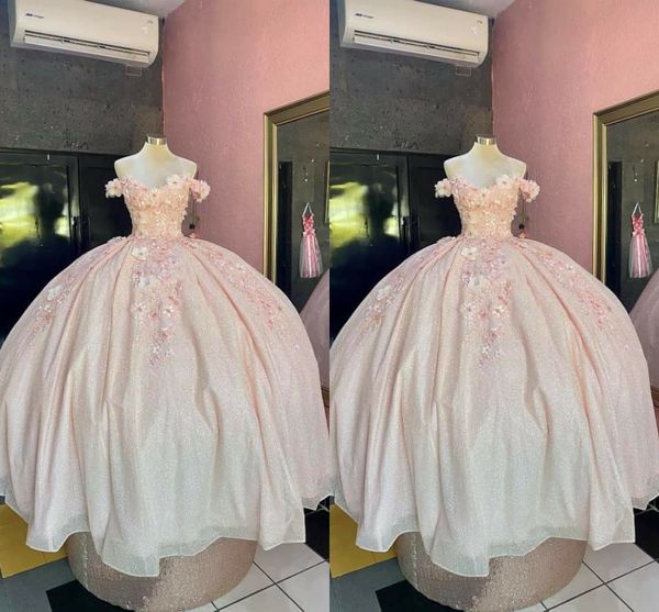 2022 Lentejuelas de color rosa claro Tul Prom Vestidos de quinceañera Vestido de fiesta Dulce 16 Niñas fuera del hombro Flores hechas a mano Apliques florales Vestido formal Mujeres jóvenes