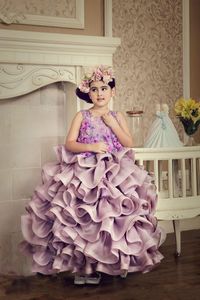2022 licht paarse retro prinses ruches ruches meisjes optocht jurken mouwloze juweel nek lagen handgemaakte bloemen kanten bloemmeisje jurk verjaardag jurken vloer lengte