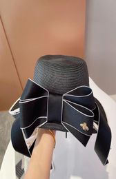 2022 Little Bee Straw Hat Fashion veelzijdige informele geweven zon Vizier Zonzon Hats Hepburn Wind Cap voor Summer Beach Holiday Women Black 2770984