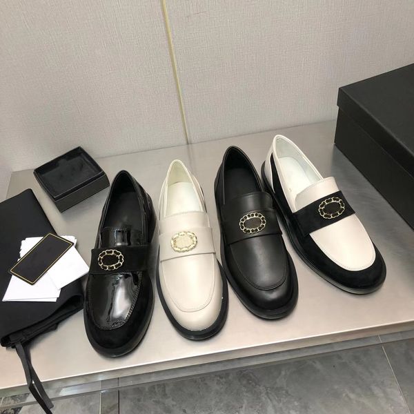 2022 mocassins Chaussures habillées Couleur classique noir et blanc Décoration du logo du centre Uppers Profitez du charme et de la noblesse