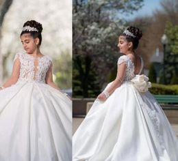 2022 Belles robes de filles de fleurs pour les mariages princesse bijou cou manches longues dentelle appliques perles grand arc petits enfants saint pageant robe PRO232