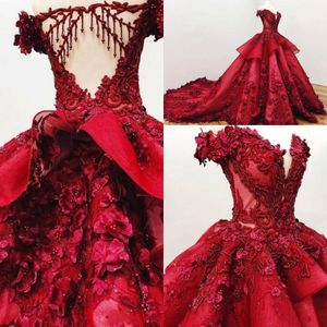 2022 Luxueuse robe de bal enterre Quinceanera robes sur les applications en dentelle épaule Perles de cristal avec des fleurs de fleurs de florais 3D
