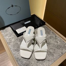 2022 Luxe designer driehoekige sandalen Geborsteld leer rubberen sandaal platte bodem Elegante en casual 001 vierkante kop slippers