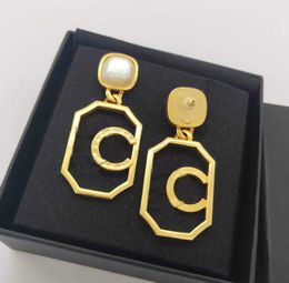 2022 Boucles d'oreilles pendantes de charme de qualité luxueuse avec coquille noire et blanche pour les femmes cadeau de bijoux de mariage ont le timbre de la boîte PS3837